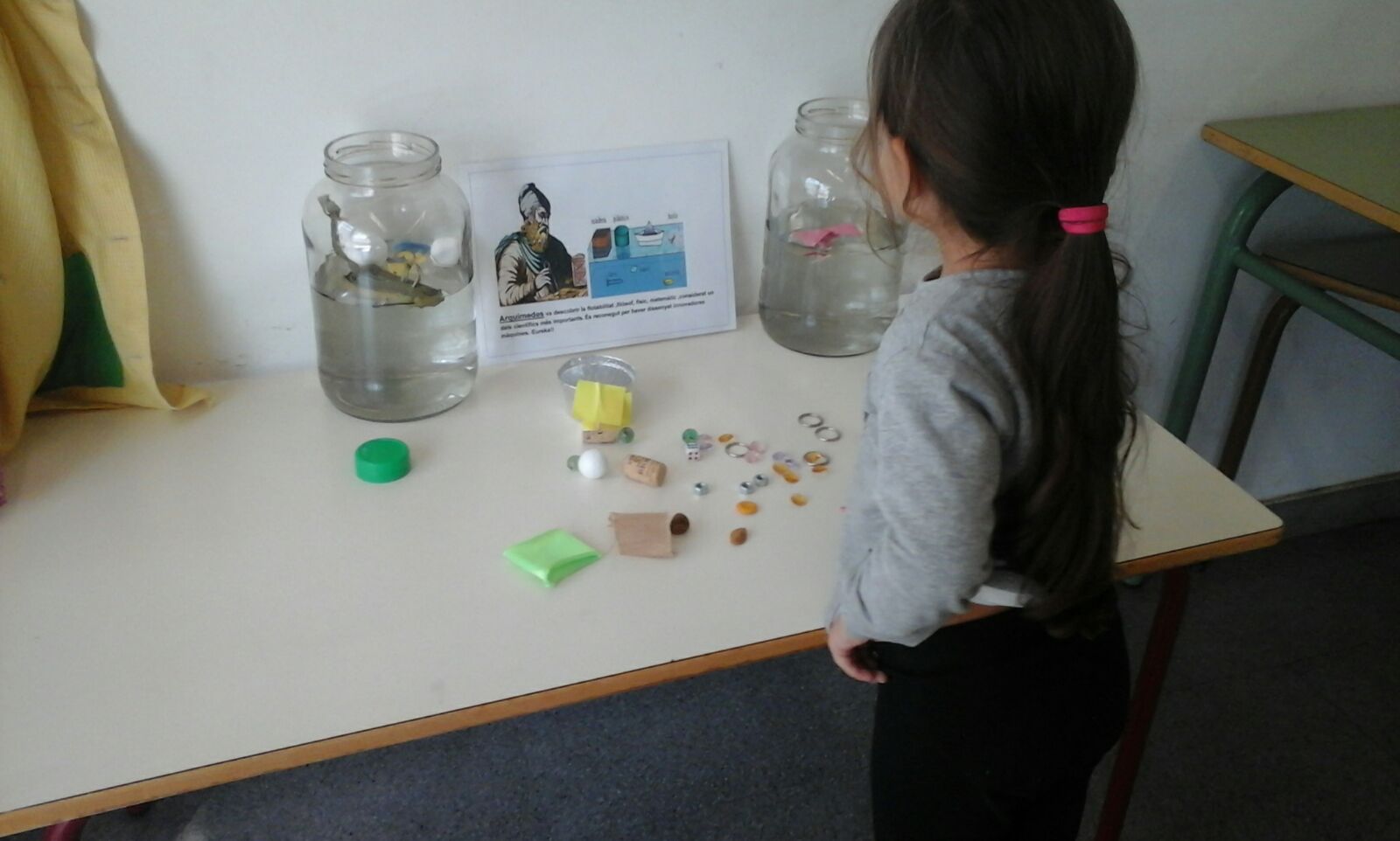 Els nens de P3, P4 I P5 gaudeixen fent el laboratori,però mes amb l'experiment d'arquimedes.