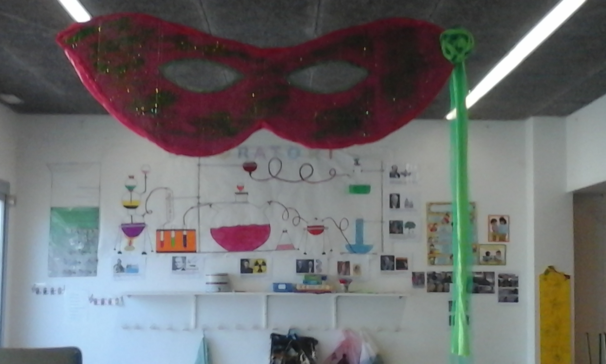 Han gaudit llançant purpurina per tota la màscara de Carnaval, i els va quedar ben maca!