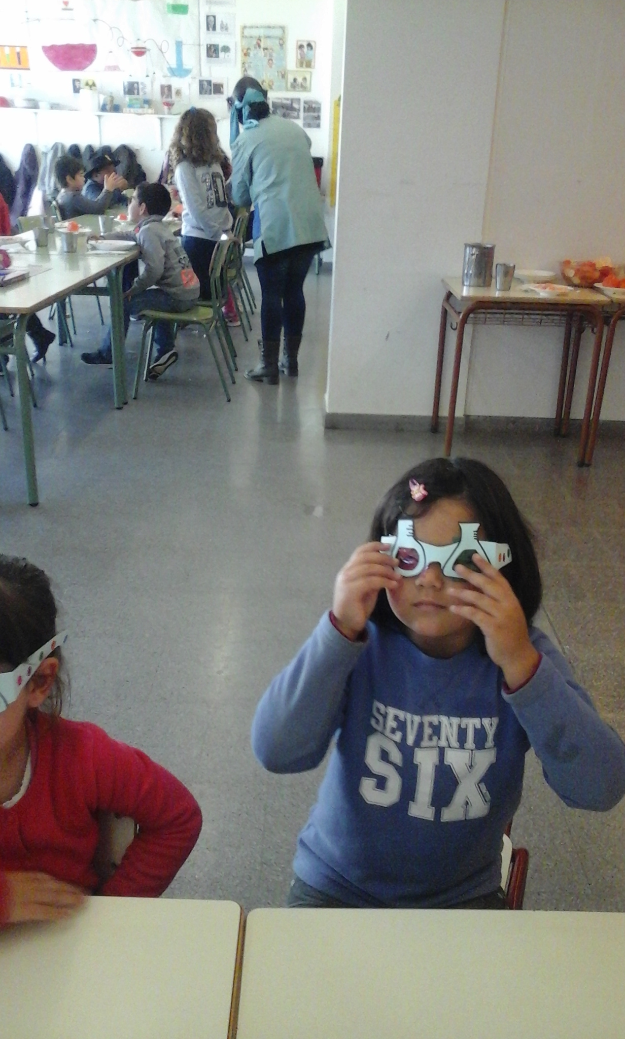 Els nens han fet unes ulleres per Carnaval.