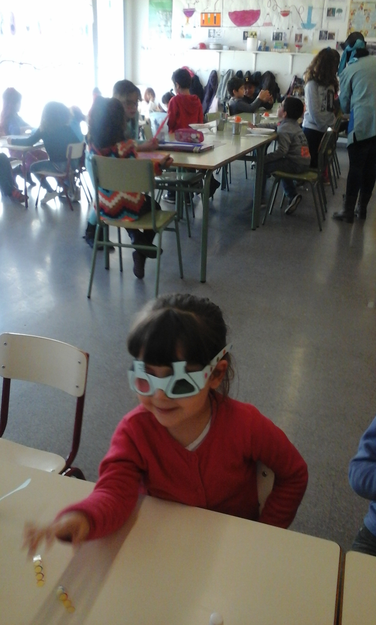 Els nens han fet unes ulleres per Carnaval.