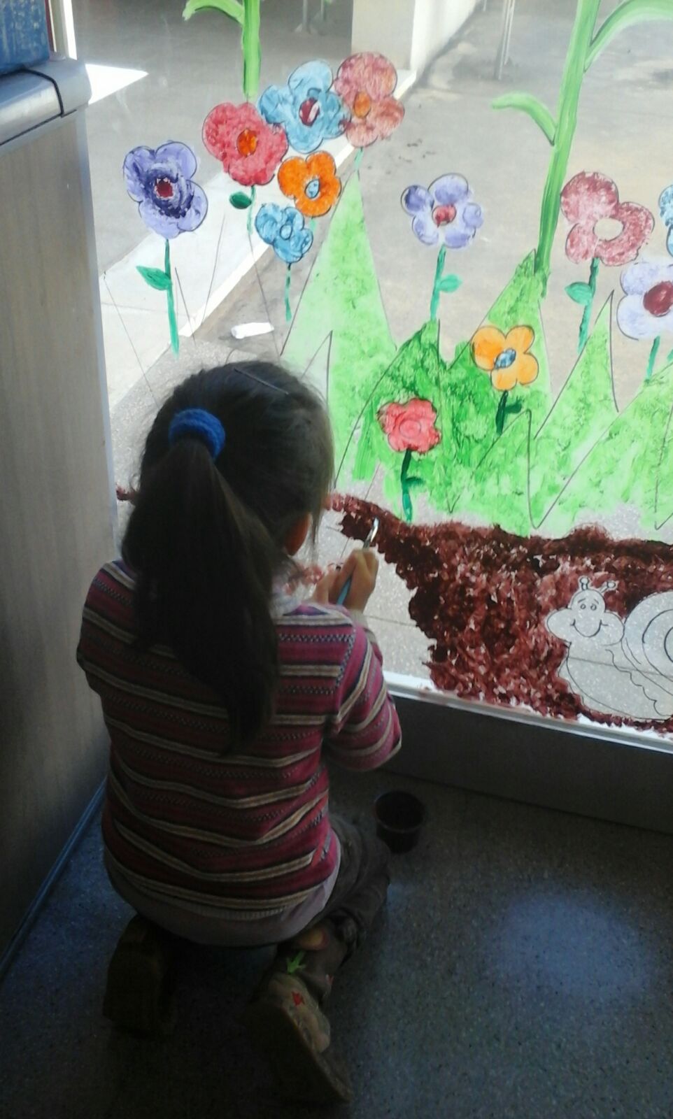 Els nens i nenes de P-3 i P-4 esperen la primavera amb il·lusió i un somriure a la cara perquè pintar els vidres els agrada.
